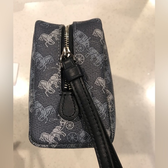 Authentic coach washbag - Picture 5 of 9